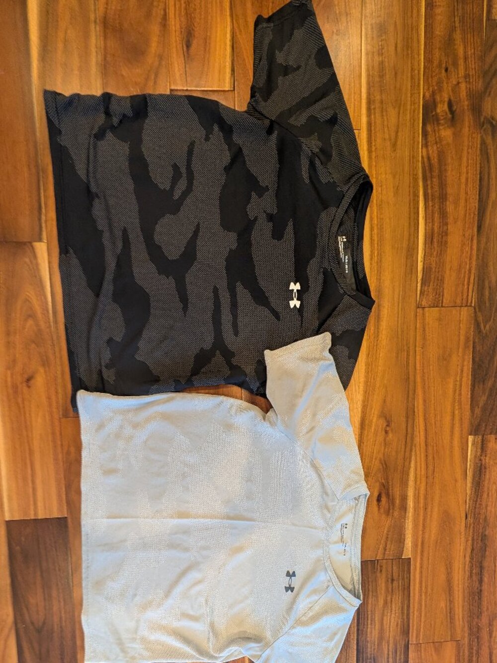 Bundle of 2 Under Armour Performance Shirts/Camo print - Size Large